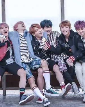 RM participó en la escritura de “Spring Day”, una de las canciones más importantes y emocionales de BTS. RM participó en la escritura de “Spring Day”, una de las canciones más importantes y emocionales de BTS.