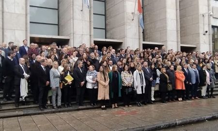A principios de septiembre, jueces y trabajadores judiciales protestaron contra la reforma jubilatoria en la explanada de los Tribunales de Rosario. A principios de septiembre, jueces y trabajadores judiciales protestaron contra la reforma jubilatoria en la explanada de los Tribunales de Rosario.