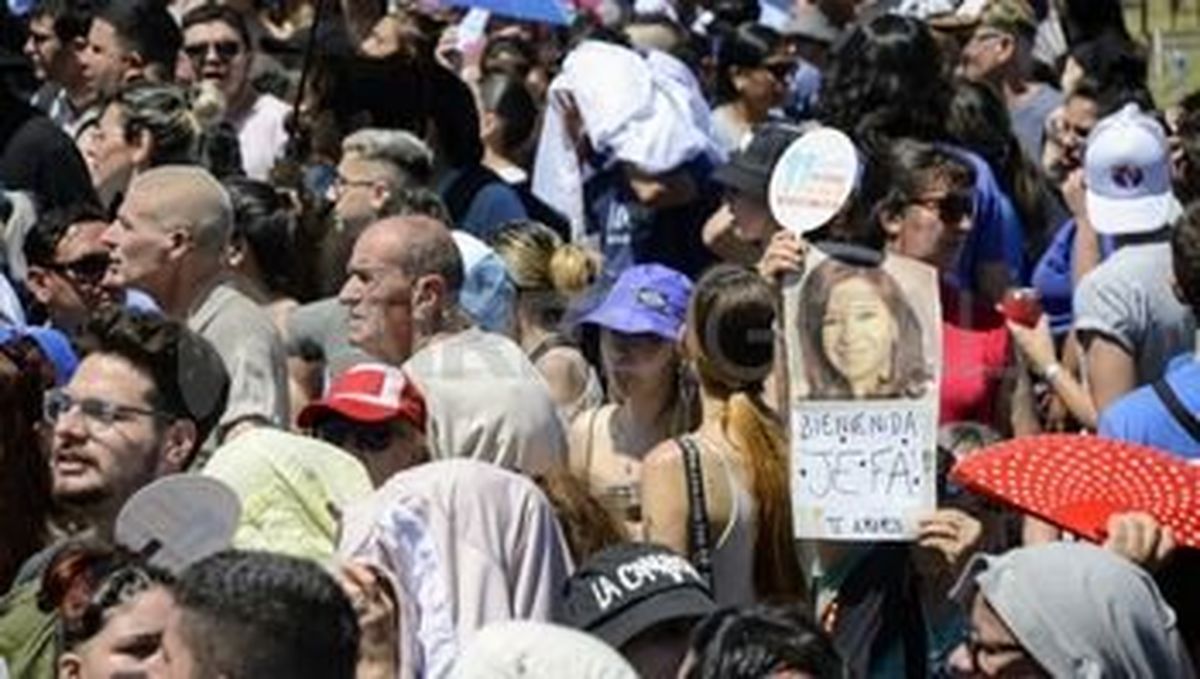 La gente recibió a Cristina Fernández de Kirchner en Rosario. La gente recibió a Cristina Fernández de Kirchner en Rosario.