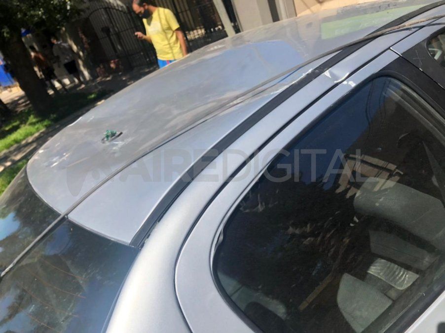 Así quedó el techo del auto luego de amortiguar la caída del obrero.