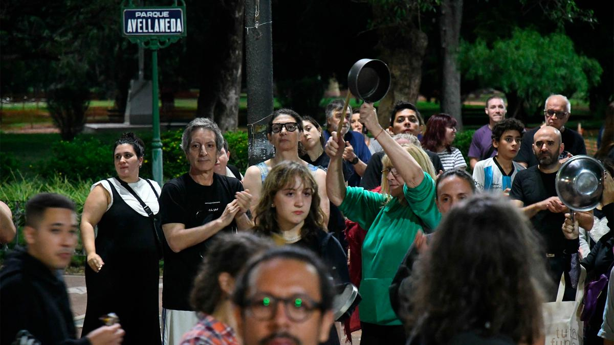 Tras el anuncio de Milei, se registraron cacerolazos y bocinazos en diversos puntos de la ciudad de Buenos Aires y el Conurbano bonaerense. Tras el anuncio de Milei, se registraron cacerolazos y bocinazos en diversos puntos de la ciudad de Buenos Aires y el Conurbano bonaerense.