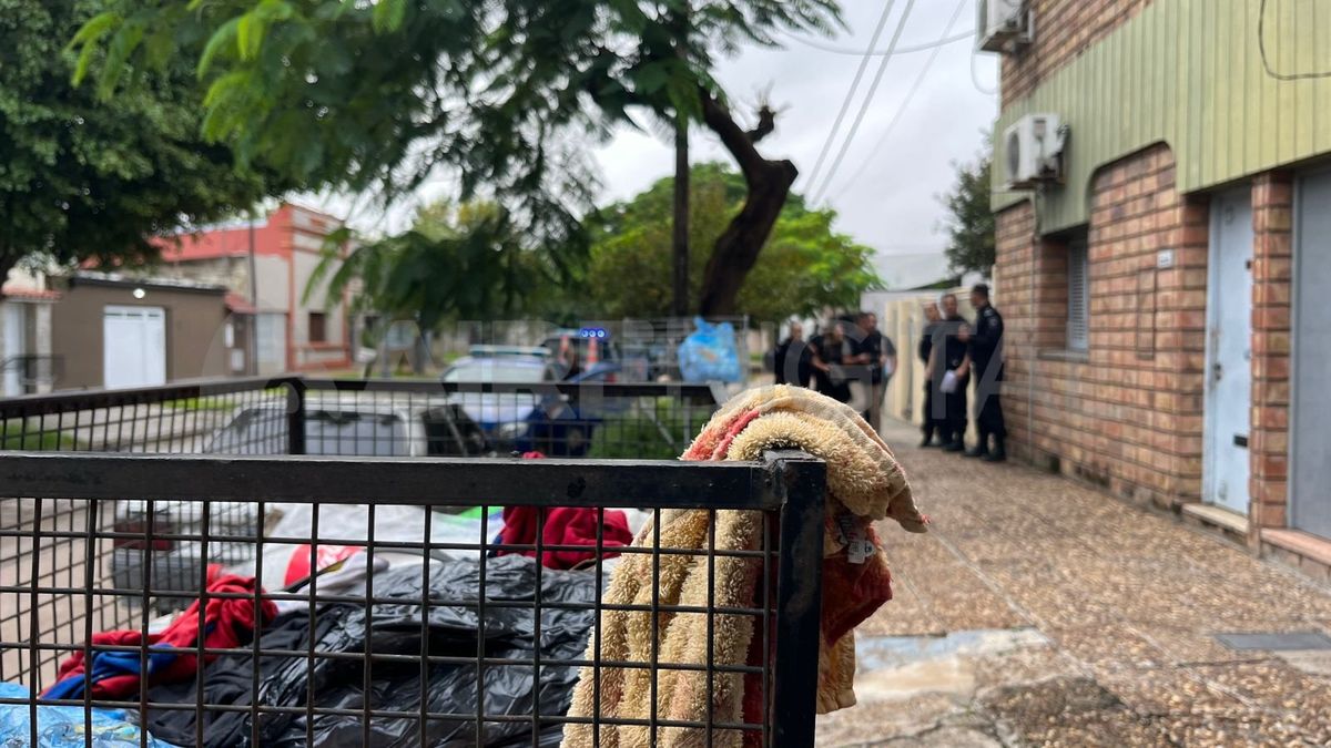 Las toallas manchadas de sangre en el cesto de basura, producto de la pelea entre los dos hermanos que habían subido al remís. Las toallas manchadas de sangre en el cesto de basura, producto de la pelea entre los dos hermanos que habían subido al remís.