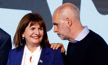 La reunión será este miércoles al mediodía. La reunión será este miércoles al mediodía.