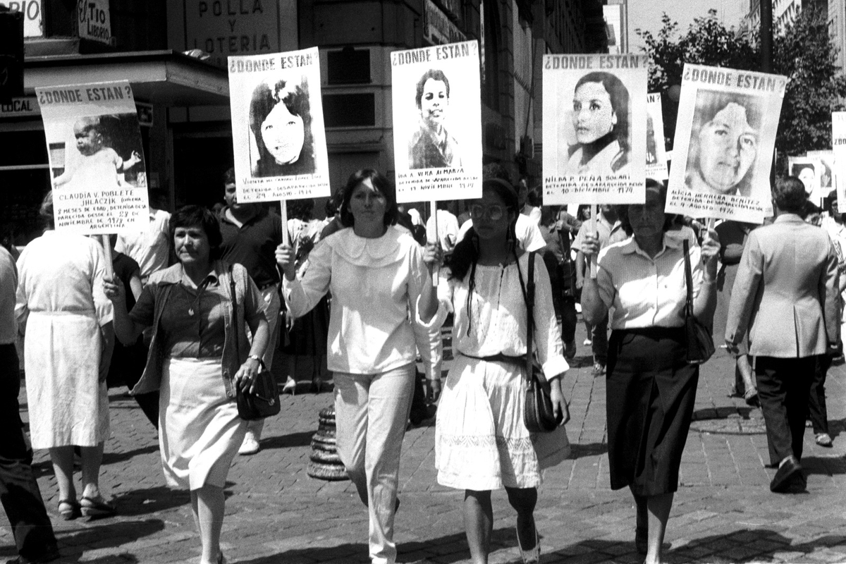 El derecho internacional de los derechos humanos establece que la práctica generalizada o sistemática de la desaparición forzada constituye un crimen de lesa humanidad.