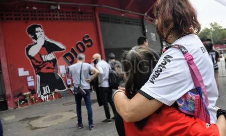 Hay noticias que no queremos que lleguen nunca. Incluso, cuando llegan, no queremos aceptarlas. La muerte de Diego Maradona arrasó con todo. A lo largo y ancho del país, miles de personas despiden al máximo ídolo de toda su historia en diferentes ciudades y Rosario no es la excepción. Hay noticias que no queremos que lleguen nunca. Incluso, cuando llegan, no queremos aceptarlas. La muerte de Diego Maradona arrasó con todo. A lo largo y ancho del país, miles de personas despiden al máximo ídolo de toda su historia en diferentes ciudades y Rosario no es la excepción.