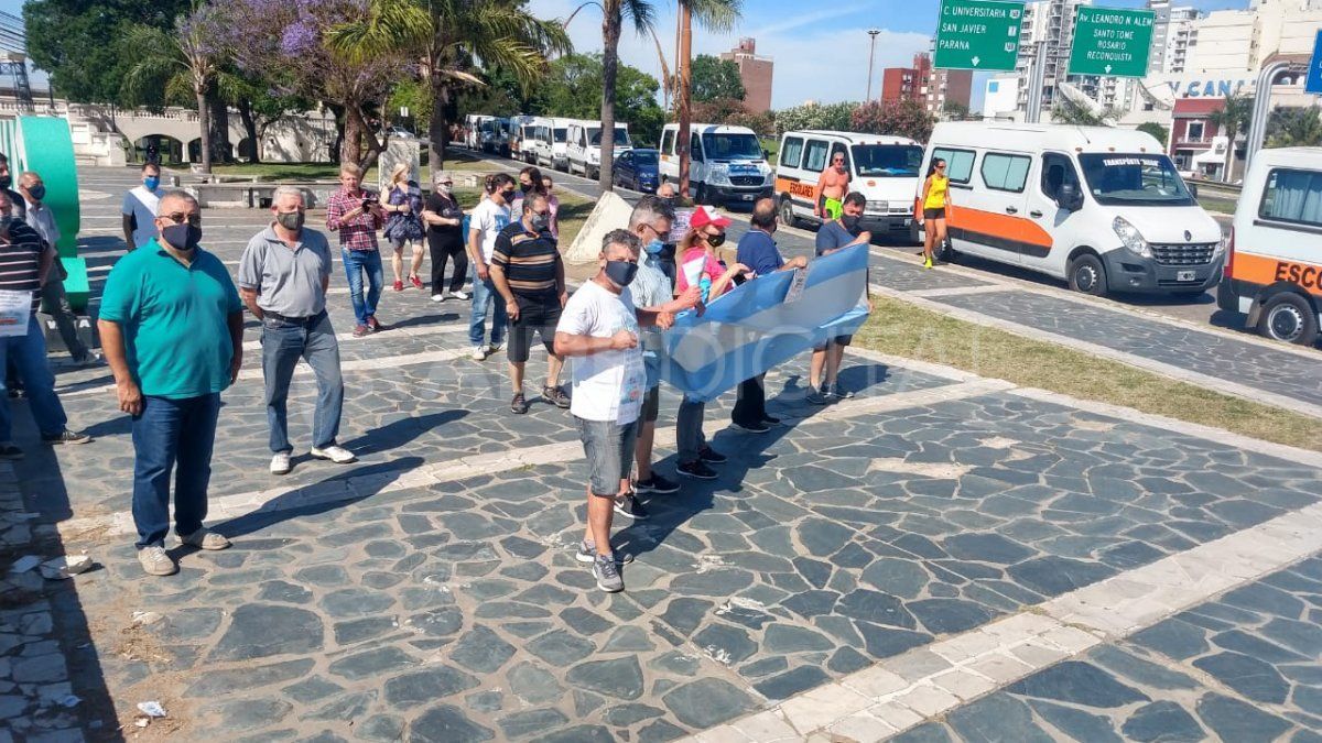 Los transportistas escolares se manifestaron en la costanera de Santa Fe, a metros del Puente Colgante.