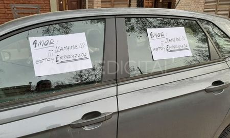 En Santa Fe, a un hombre joven le dejaron estos carteles durante la siesta.&nbsp;