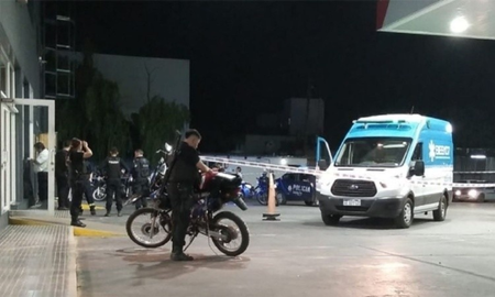 Uno de los crímenes ocurrió en una estación de servicio de Rosario, donde fue asesinado a sangre fría uno de los playeros. Uno de los crímenes ocurrió en una estación de servicio de Rosario, donde fue asesinado a sangre fría uno de los playeros.