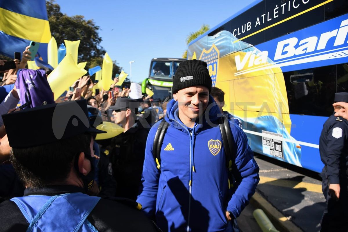 Furor en Paraná durante la llegada del plantel profesional de Boca para jugar ante Patronato.