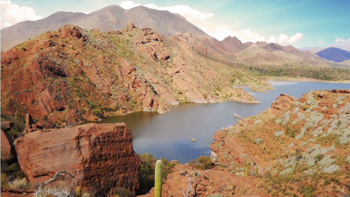La Laguna de Brealito se encuentra rodeada por los cerros Refugio y Luracatao. La Laguna de Brealito se encuentra rodeada por los cerros Refugio y Luracatao.