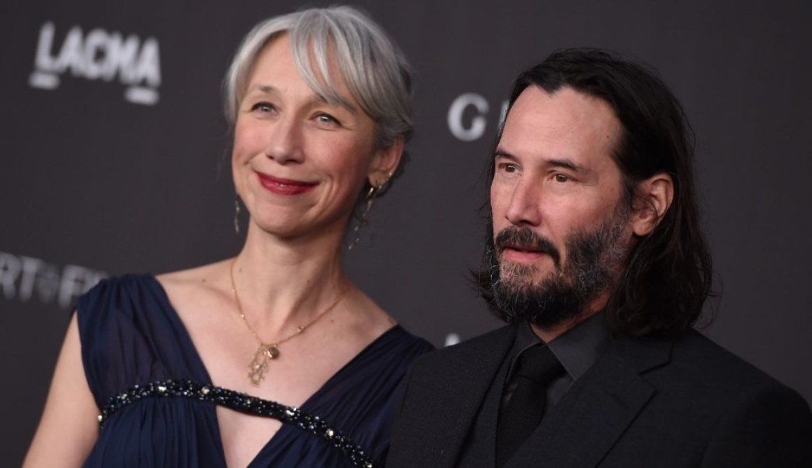 Keanu Reeves se muestra con su pareja después de años de soltería