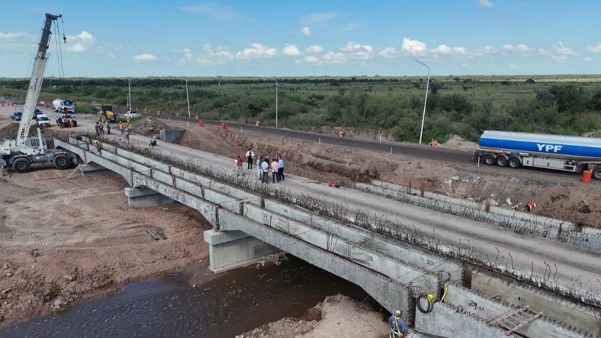 Ruta Provincial 4: terminaron de colocar las vigas en el puente del Arroyo San Antonio.