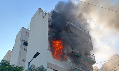 Dos personas debieron ser trasladadas por el SAME por inhalación de humo al Hospital Piñero. Dos personas debieron ser trasladadas por el SAME por inhalación de humo al Hospital Piñero.