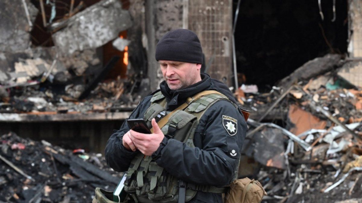 “No podemos perder la capital”, exhortó anoche el presidente de Ucrania, Volodimir Zelenski, en un dramático mensaje.