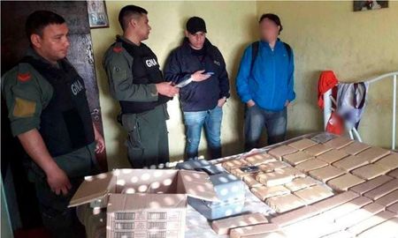 Once miembros del clan Loza están siendo juzgados en la Argentina por lavar más de 800 millones de pesos en la Argentina. Once miembros del clan Loza están siendo juzgados en la Argentina por lavar más de 800 millones de pesos en la Argentina.