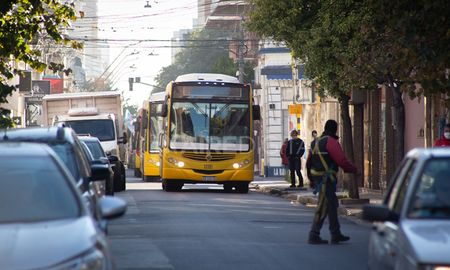 La situación que desencadena la medida de fuerza por parte de los trabajadores no es nueva y mucho menos desde que comenzó la pandemia. La única diferencia con los paros anteriores es que, por el momento, nadie puede asegurar cuándo se retomará el servicio de transporte. La situación que desencadena la medida de fuerza por parte de los trabajadores no es nueva y mucho menos desde que comenzó la pandemia. La única diferencia con los paros anteriores es que, por el momento, nadie puede asegurar cuándo se retomará el servicio de transporte.