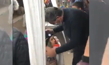 El gobernador chaqueño Jorge Capitanich se acerca al maniquí pensando que era un niño. El gobernador chaqueño Jorge Capitanich se acerca al maniquí pensando que era un niño.