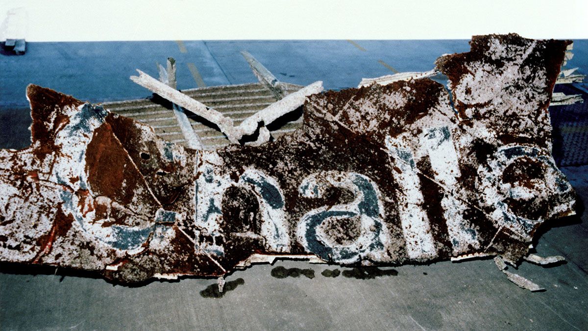 Un segmento del ala derecha del Challenger se descarga en la Instalación Logística después de ser descargado del buque de rescate y salvamento USS Opportune. Fue localizado y recuperado por buzos de la Armada del Opportune a unos 22 kilómetros al noreste de Cabo Cañaveral en 21 metros de profundidad. Foto: Nasa.