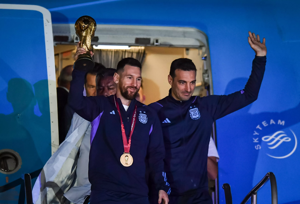 Lionel Scaloni junto a Lionel Messi tras ganar el Mundial de Qatar 2022.