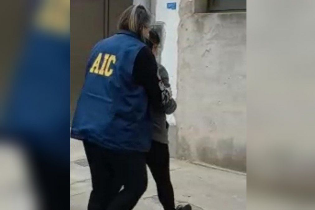 Esposada. El momento en que la impostora era llevada a sede policial.&nbsp;