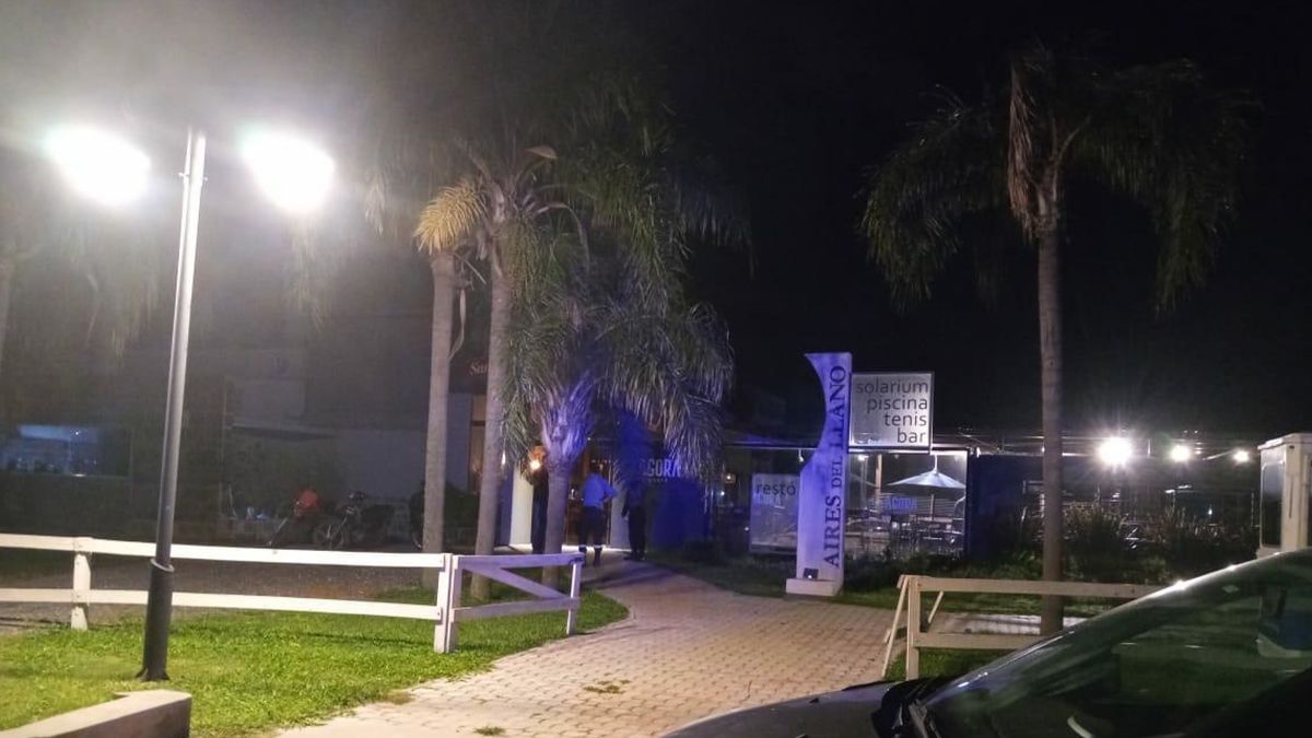 El momento en que la policía arribó al local gastronómico.&nbsp;