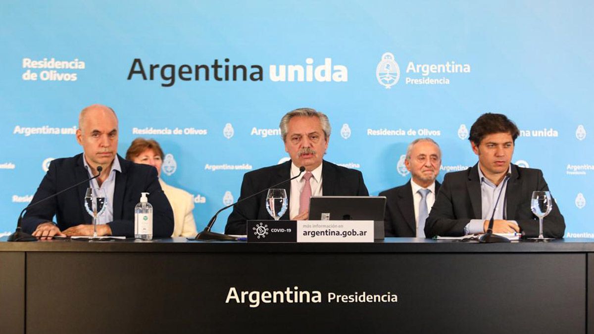 Alberto Fernández encabeza la conferencia de prensa acompañado por Horacio Rodríguez Larreta y Axel Kicillof.