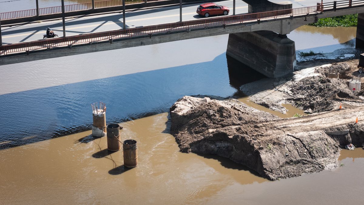 Algunos trabajos en el sector más cercano al cauce del río Salado debieron ralentizarse debido al aumento del nivel del agua. Algunos trabajos en el sector más cercano al cauce del río Salado debieron ralentizarse debido al aumento del nivel del agua.