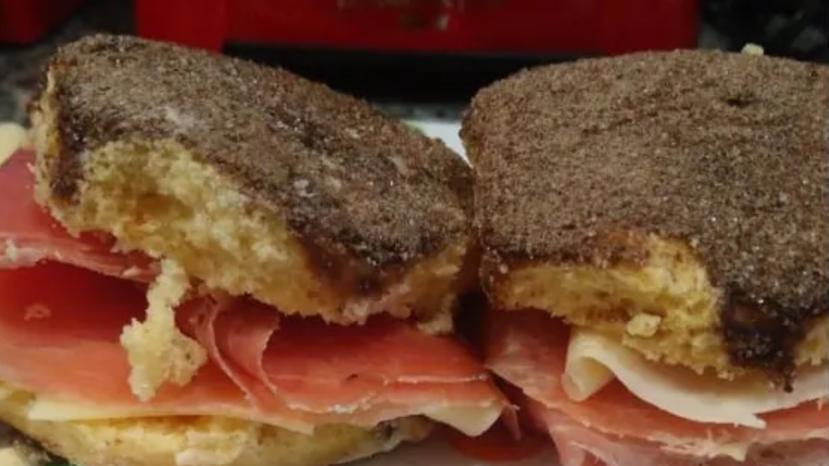 Tortitas negras rellenas con jamón crudo: la receta que abrió un nuevo debate