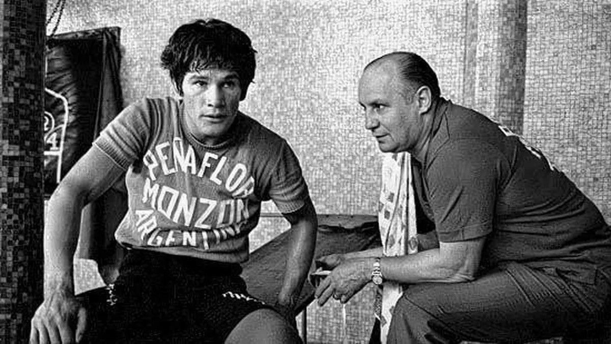 Carlos Monzón se puso a las órdenes de Brusa a principios de 1960. Era un joven amateur con solo siete peleas y, a partir de ahí, durante más de 17 años transitaron todos los rings de la provincia, el país y el mundo, hasta el retiro de Escopeta en 1977 como campeón mundial unificado mediano AMB-CMB.