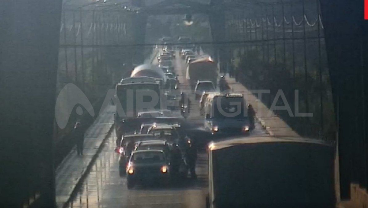 El puente Carretero está colapsado de tránsito. Es la principal vía de conexión entre Santa Fe y Santo Tomé.