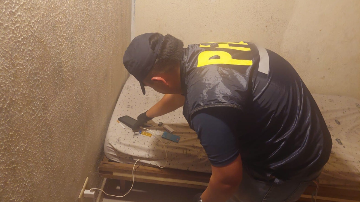 Durante el operativo a la vivienda, los efectivos identificaron al autor y lo notificaron de la causa. Durante el operativo a la vivienda, los efectivos identificaron al autor y lo notificaron de la causa.