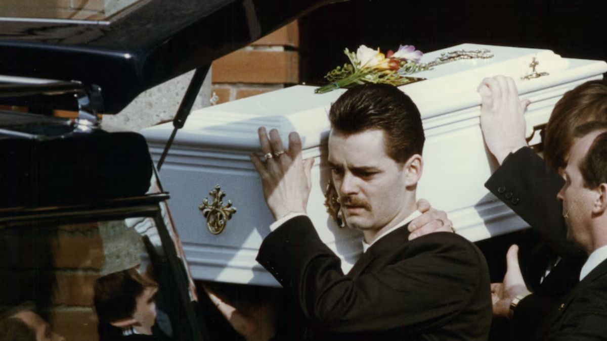 Ralph Bulger, padre de James, lleva el ataúd blanco de su hijito durante el funeral en Kirkby Merseyside (ANL/Shutterstock) Ralph Bulger, padre de James, lleva el ataúd blanco de su hijito durante el funeral en Kirkby Merseyside (ANL/Shutterstock)