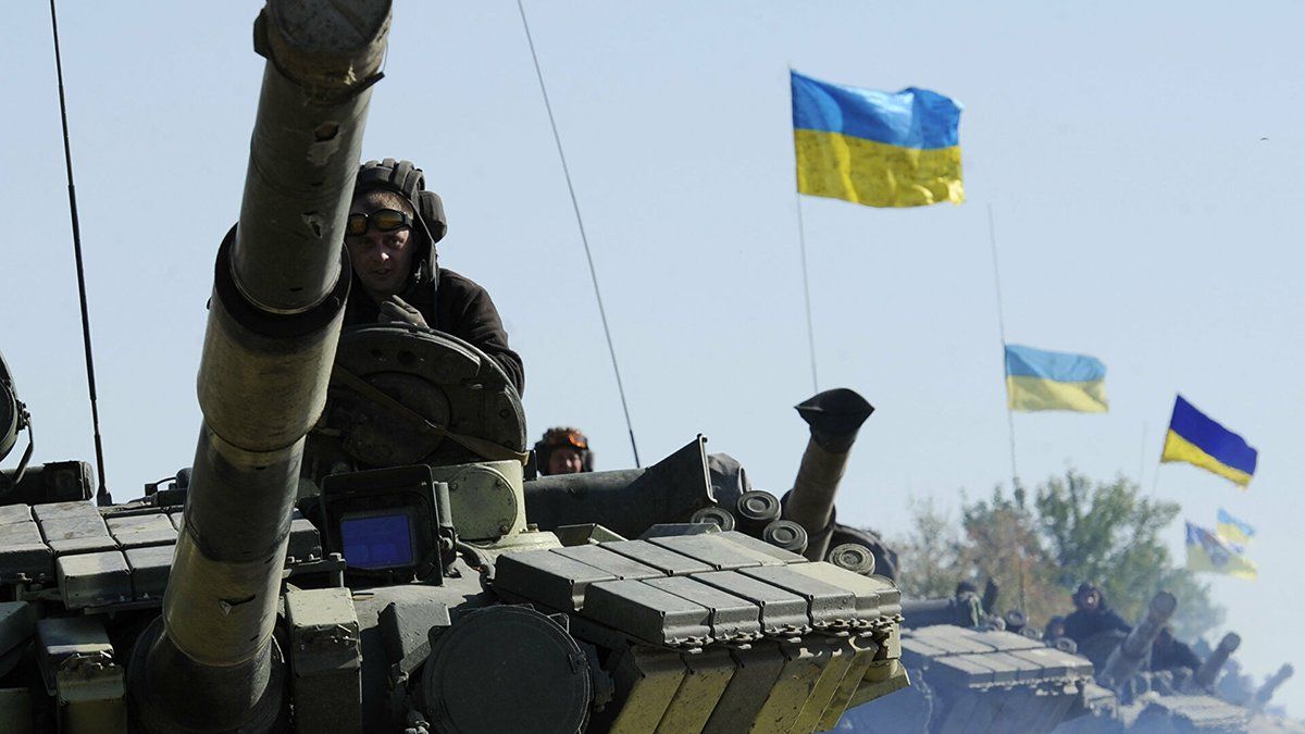 El ejército ucraniano se prepara con tanques para defender más ciudades de los ataques rusos.