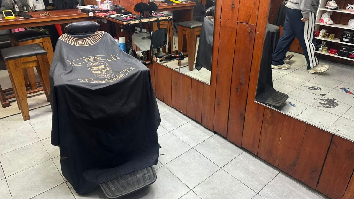 Además de las pertenencias del empleado, se llevó productos y herramientas de trabajo de la barbería. Además de las pertenencias del empleado, se llevó productos y herramientas de trabajo de la barbería.