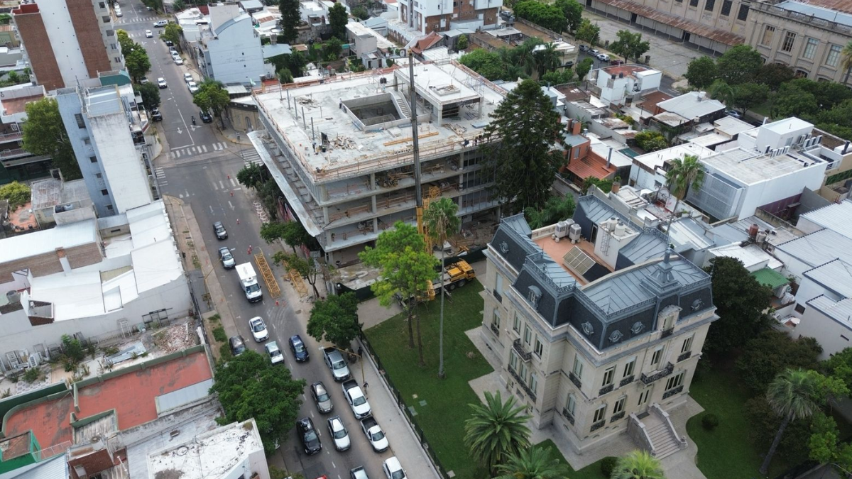 La obra se adapta al entorno patrimonial que impone la Casa de la Cultura.