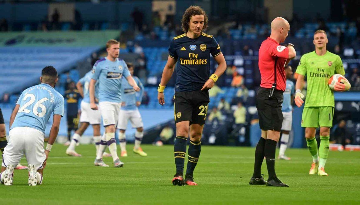 Medios ingleses informan que un jugador del Arsenal dio positivo de coronavirus en la previa al partido con Manchester City, el primero tras la pandemia.