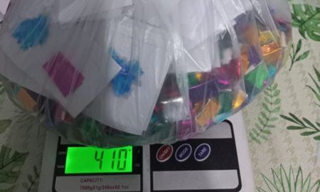 Se secuestró 1,6 kilos de droga, cerca de 10 millones de pesos, un arma de fuego y elementos vinculados a la comercialización. Se secuestró 1,6 kilos de droga, cerca de 10 millones de pesos, un arma de fuego y elementos vinculados a la comercialización.