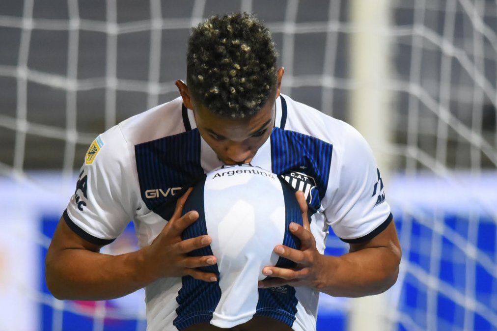 Talleres puso primera y superó a Newells en el Kempes.