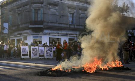 El joven futbolista Lucas González, de 17 años, murió esta tarde luego de ser baleado por efectivos de la Policía de la Ciudad en el barrio porteño de Barracas. Familiares y amigos protestan frente a la Comisaria vecinal 4D de la Policía de la Ciudad, en Barracas. El joven futbolista Lucas González, de 17 años, murió esta tarde luego de ser baleado por efectivos de la Policía de la Ciudad en el barrio porteño de Barracas. Familiares y amigos protestan frente a la Comisaria vecinal 4D de la Policía de la Ciudad, en Barracas.