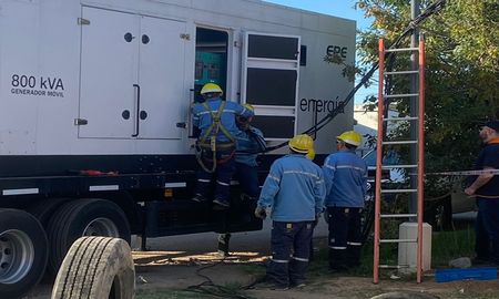 La EPE trabaja para conectar el generador a las dos líneas de media tensión que salieron de funcionamiento a raíz del incendio de la distribuidora, ubicada en Zeballos al 3400 en barrio Don Bosco. La EPE trabaja para conectar el generador a las dos líneas de media tensión que salieron de funcionamiento a raíz del incendio de la distribuidora, ubicada en Zeballos al 3400 en barrio Don Bosco.