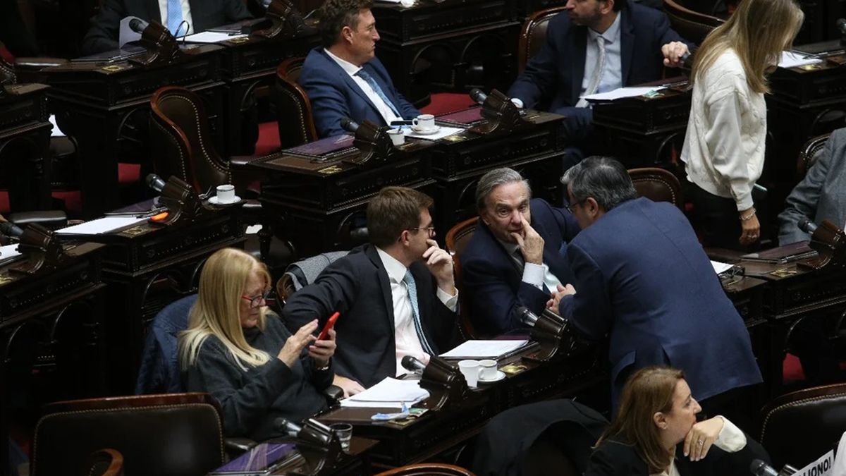 La iniciativa tanto de UP como de los bloques dialoguistas es introducir un 8,1% adicional a ese 12,6% para llegar a un total de 20,6% de recomposición, equivalente a la inflación del mes de enero. La iniciativa tanto de UP como de los bloques dialoguistas es introducir un 8,1% adicional a ese 12,6% para llegar a un total de 20,6% de recomposición, equivalente a la inflación del mes de enero.