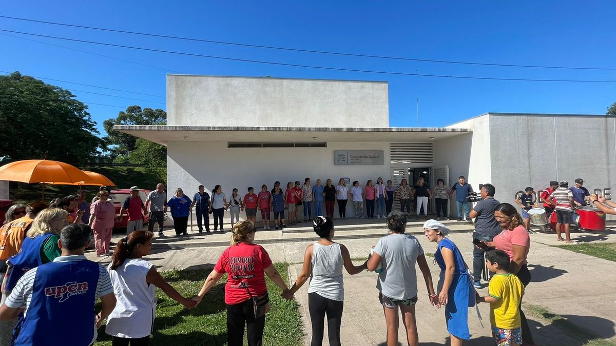 El abrazo simbólico realizado esta mañana como forma de reclamo.