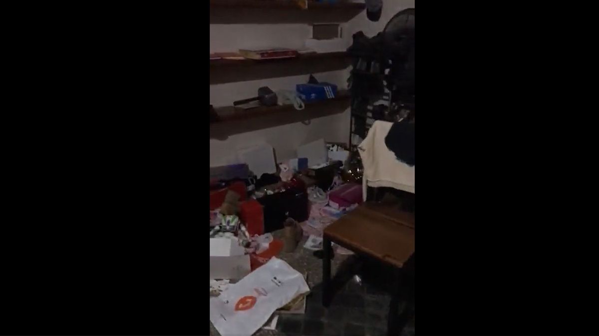 El viernes por la noche, y aprovechando la ausencia de sus dueños, delincuentes desvalijaron una vivienda ubicada en San Jerónimo al 5100. El viernes por la noche, y aprovechando la ausencia de sus dueños, delincuentes desvalijaron una vivienda ubicada en San Jerónimo al 5100.