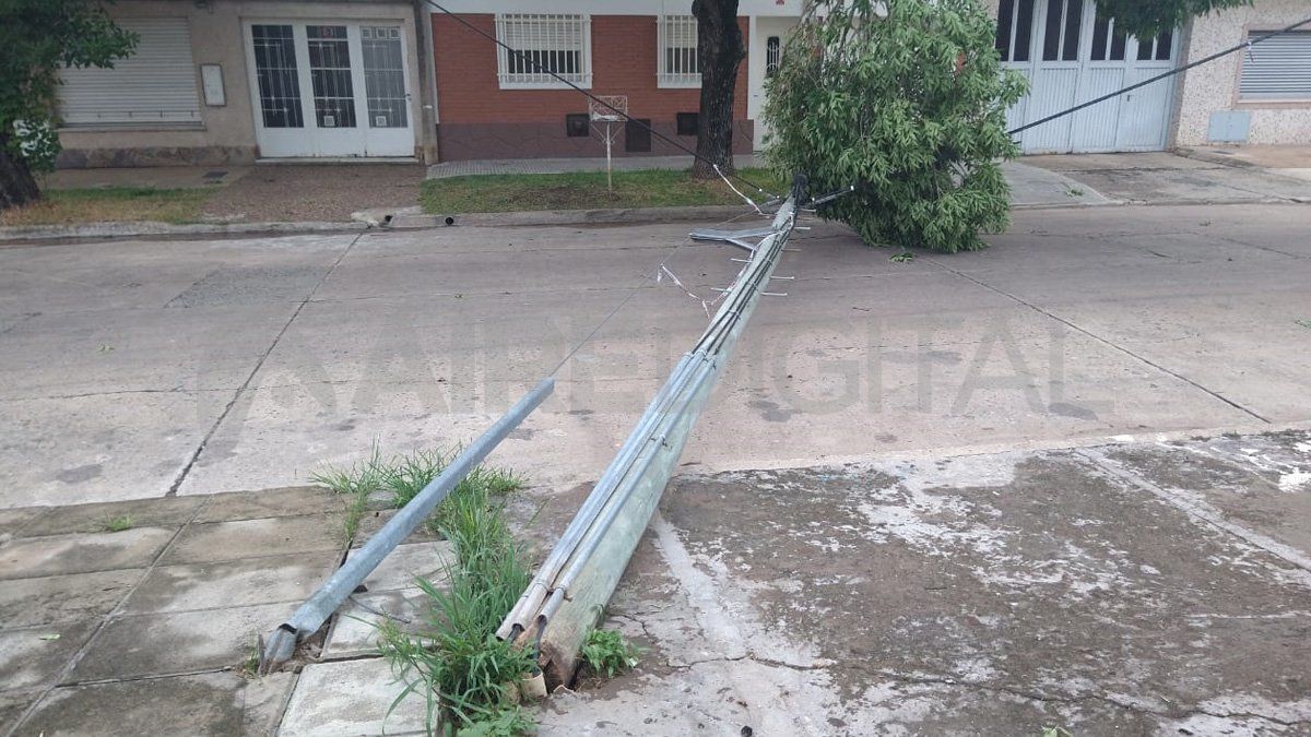 La columna de teléfono atraviesa toda calle Lavalle impidiendo la circulación de los vehículos. 