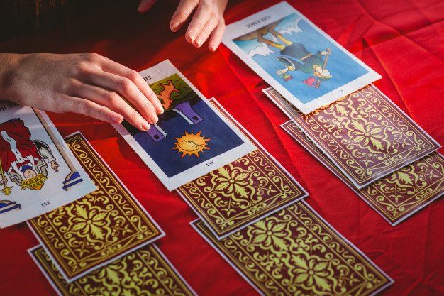 adivino usando cartas tarot_13339 162647.jpg
