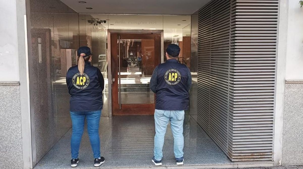 Detuvieron a dos policías y un ex policía por estafas reiteradas en Rosario.