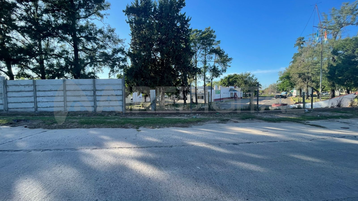 El tapial se extiende unos 300 metros a la vera de la avenida Constitución.