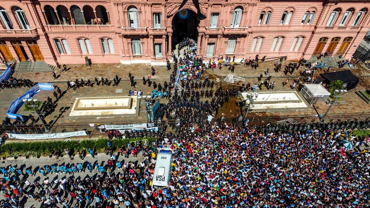 Cientos de miles de personas poblaron las calles de Buenos Aires y las autopistas para brindar el último adiós a Diego Maradona. Cientos de miles de personas poblaron las calles de Buenos Aires y las autopistas para brindar el último adiós a Diego Maradona.