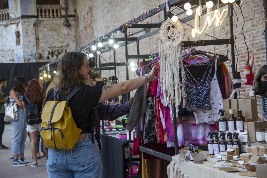 El Mercado Progreso y la Plaza Pueyrredón conforman este fin de semana un paseo al aire libre, con propuestas de diseño, artesanías y espectáculos para toda la familia.