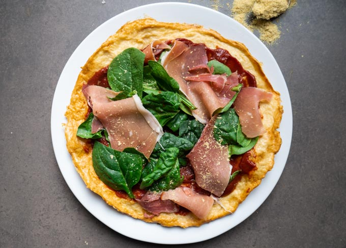 La base de pizza de pollo es una receta fácil e ideal para aquellos que no deben o no pueden consumir harinas. La base de pizza de pollo es una receta fácil e ideal para aquellos que no deben o no pueden consumir harinas.